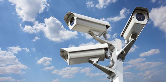 Überwachungskameras – ein Symbol für fragwürdige Datensicherheit. Welche Informationen sind noch sicher? Diese Frage stellen sich viele Unternehmen nach dem NSA-Datenskandal. Überwachungskameras – ein Symbol für fragwürdige Datensicherheit. Welche Informationen sind noch sicher? Diese Frage stellen sich viele Unternehmen nach dem NSA-Datenskandal.