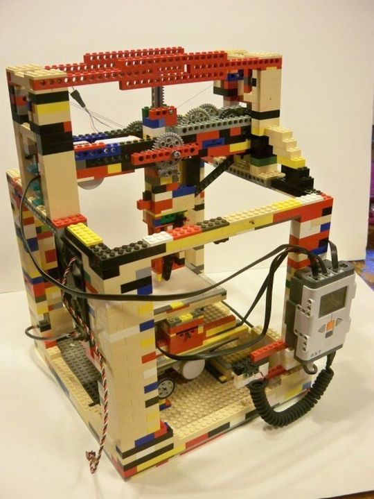 Praktisch kaum nutzbar, aber beeindruckender Proof of Concept: LEGObot 3D Printer Praktisch kaum nutzbar, aber beeindruckender Proof of Concept: LEGObot 3D Printer