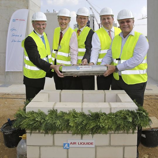 (v.l.n.r.): Dr. Tony van Osselaer (Mitglied des Vorstands, Bayer Material Science), Guy Salzgeber (President Western Europe Zone, Air Liquide), Dr. Ernst Grigat (Leiter Chempark, Currenta), Thomas Pfützenreuter (Vorsitzender der Geschäftsführung Air Liquide Deutschland) und Peter-Olaf Hoffmann (Bürgermeister Dormagen) bei der Grundsteinlegung für den neuen Steamreformer im Chempark Dormagen. (v.l.n.r.): Dr. Tony van Osselaer (Mitglied des Vorstands, Bayer Material Science), Guy Salzgeber (President Western Europe Zone, Air Liquide), Dr. Ernst Grigat (Leiter Chempark, Currenta), Thomas Pfützenreuter (Vorsitzender der Geschäftsführung Air Liquide Deutschland) und Peter-Olaf Hoffmann (Bürgermeister Dormagen) bei der Grundsteinlegung für den neuen Steamreformer im Chempark Dormagen.