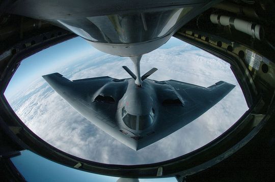 Eines der ungewöhnlichsten Flugzeuge, die je gebaut wurden: Northrop Grumman B-2 Spirit beim Auftanken in der Luft Eines der ungewöhnlichsten Flugzeuge, die je gebaut wurden: Northrop Grumman B-2 Spirit beim Auftanken in der Luft