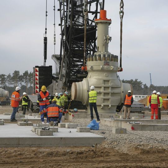 Das italienische Unternehmen Petrolvalves hat insgesamt zehn jeweils über 100 Tonnen schwere Absperrarmaturen für die Nord Stream-Pipeline entwickelt und produziert. Die Ventile werden in Deutschland und Russland an den Anlandungsbereichen der Pipeline installiert. Das italienische Unternehmen Petrolvalves hat insgesamt zehn jeweils über 100 Tonnen schwere Absperrarmaturen für die Nord Stream-Pipeline entwickelt und produziert. Die Ventile werden in Deutschland und Russland an den Anlandungsbereichen der Pipeline installiert.