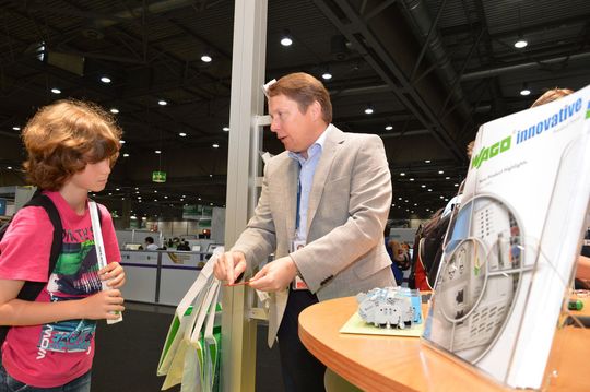 Geschäftsführer Sven Hohorst erklärt einem Leipziger Schüler das Prinzip der elektrischen Verbindungstechnik anhand eines Leiters und einer „Wago-Klemme“. Geschäftsführer Sven Hohorst erklärt einem Leipziger Schüler das Prinzip der elektrischen Verbindungstechnik anhand eines Leiters und einer „Wago-Klemme“.