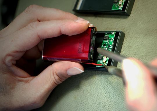 Ziel des vom BMBF geförderten IntelliBat-Forschungsprojektes ist die Entwicklung und Realisierung modularer Batteriesysteme mit Hilfe einzeln gesteuerter, untereinander kommunizierender Zellen. Ziel des vom BMBF geförderten IntelliBat-Forschungsprojektes ist die Entwicklung und Realisierung modularer Batteriesysteme mit Hilfe einzeln gesteuerter, untereinander kommunizierender Zellen.