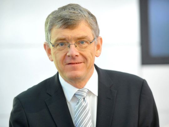 „Gemeinsam sind Eplan und Kuttig für das mechatronische Zeitalter und auch für die immer mehr an Bedeutung gewinnende durchgehend virtuelle Produktentwicklung im Hinblick auf Industrie 4.0 bestens gerüstet“, konstatiert Eplan Geschäftsführer Maximilian Brandl. „Gemeinsam sind Eplan und Kuttig für das mechatronische Zeitalter und auch für die immer mehr an Bedeutung gewinnende durchgehend virtuelle Produktentwicklung im Hinblick auf Industrie 4.0 bestens gerüstet“, konstatiert Eplan Geschäftsführer Maximilian Brandl.