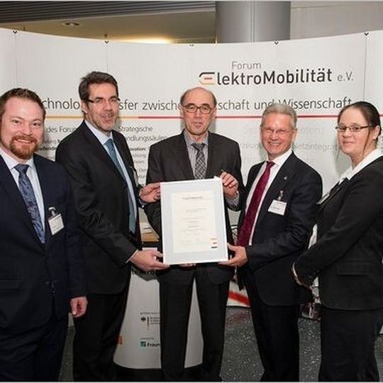 Wissen sammeln für das 21. Jahrhundert -v.l.n.r.: Alexander Claus (Forum ElektroMobilität e.V.), Prof. Dr.-Ing. M. Busse (Fraunhofer Institut für Fertigungstechnik u. Angewandte Materialforschung IFAM & Hauptkoordinator FSEM II), Manfred Jaksch (Vorstand WTI-Frankfurt eG,), Dr. Manfred Wittenstein, (Vorstandsvorsitzender der Wittenstein AG), Frau Dr. Nadine Teusler (Forum ElektroMobilität e.V.) Wissen sammeln für das 21. Jahrhundert -v.l.n.r.: Alexander Claus (Forum ElektroMobilität e.V.), Prof. Dr.-Ing. M. Busse (Fraunhofer Institut für Fertigungstechnik u. Angewandte Materialforschung IFAM & Hauptkoordinator FSEM II), Manfred Jaksch (Vorstand WTI-Frankfurt eG,), Dr. Manfred Wittenstein, (Vorstandsvorsitzender der Wittenstein AG), Frau Dr. Nadine Teusler (Forum ElektroMobilität e.V.)
