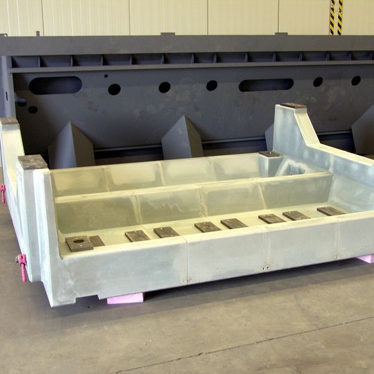Fertig betoniertes Maschinenbett aus UHPC-Beton (Ultra High Performance Concrete). Fertig betoniertes Maschinenbett aus UHPC-Beton (Ultra High Performance Concrete).