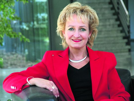 Angela Josephs: „Der Kongress als Forum gesellschafts- und personalpolitischer Trends rundet das Ausstellungs- und Themenspektrum ab und beweist, dass die Hannover-Messe Plattform von Zukunftstrends in vielen relevanten Bereichen ist.“ Angela Josephs: „Der Kongress als Forum gesellschafts- und personalpolitischer Trends rundet das Ausstellungs- und Themenspektrum ab und beweist, dass die Hannover-Messe Plattform von Zukunftstrends in vielen relevanten Bereichen ist.“