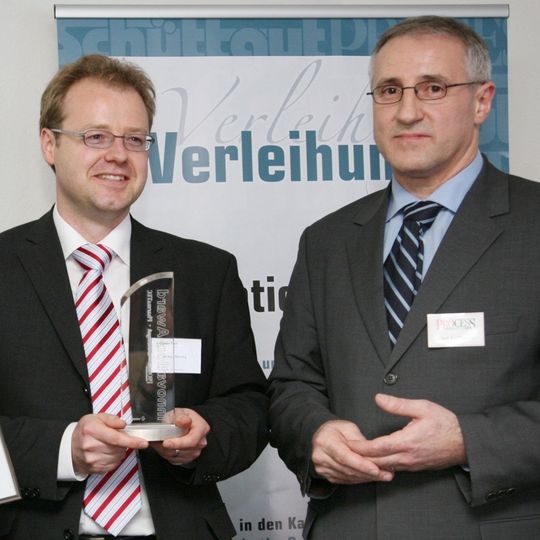 Preisträger der Kategorie Apperatebau und Verfahrens- komponenten: Jochen Sprung, Coperion Waeschle GmbH & Co. KG (mitte). Preisträger der Kategorie Apperatebau und Verfahrens- komponenten: Jochen Sprung, Coperion Waeschle GmbH & Co. KG (mitte).