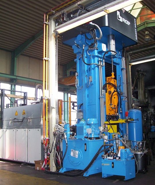 Die Schmiedelinie ist auf die verfahrens- und werkstofftechnischen Bedürfnisse des Magnesiums abgestimmt und ermöglicht die energetisch hocheffiziente Massenproduktion von Bauteilen aus dem leichtesten aller metallischen Konstruktionswerkstoffe.