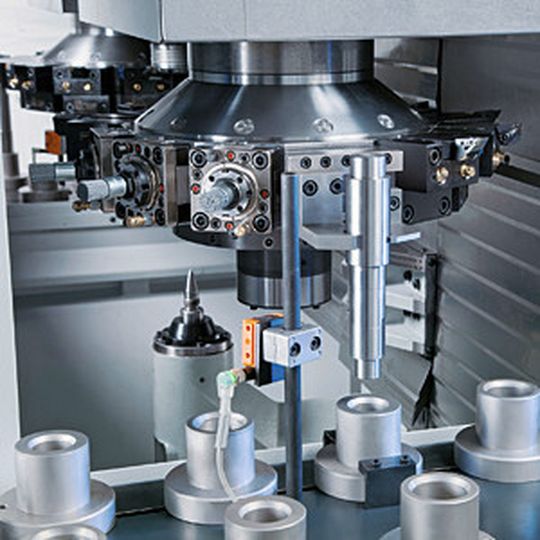 Automatisierung unmittelbar in der Maschine: Vier-Achs-Bearbeitung von Wellen in hohen Stückzahlen mit integrierter Automation über die Revolver.