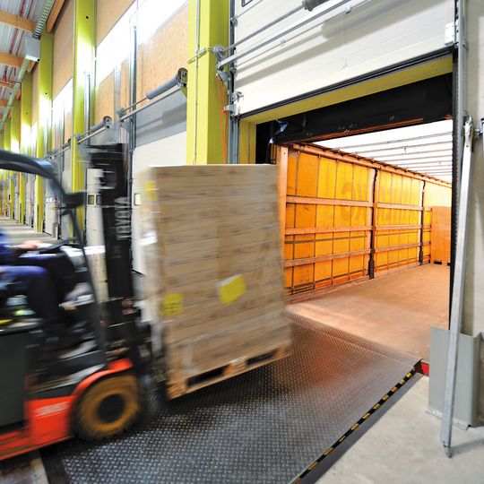 Hörmann führt jetzt Ladebrücken mit integrierter RFID-Technik im Programm. So können alle lieferscheinrelevanten Daten zuverlässig von der Palette ausgelesen und erfasst werden. Hörmann führt jetzt Ladebrücken mit integrierter RFID-Technik im Programm. So können alle lieferscheinrelevanten Daten zuverlässig von der Palette ausgelesen und erfasst werden.