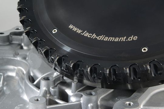 Lach Diamant zeigt auf der EMO 2013 das CFM-Kasettensystem für das HSC-Fräsen mit PKD bis zu einem Durchmesser von 400 mm. Lach Diamant zeigt auf der EMO 2013 das CFM-Kasettensystem für das HSC-Fräsen mit PKD bis zu einem Durchmesser von 400 mm.