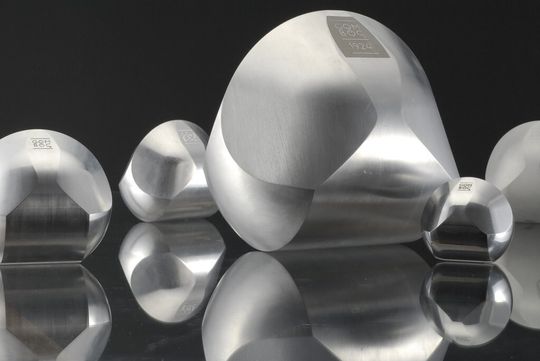 Gömböc, un objet homogène comportant un unique point stable et une unique instable. Gömböc, un objet homogène comportant un unique point stable et une unique instable.