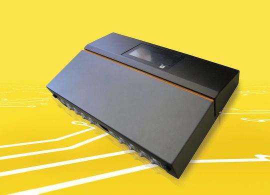 Der Systemregler EB7000 ist das Herzstück eines einzigartigen Heizsystems, bei dem sich alle verfügbaren Wärmeerzeuger und -verbraucher individuell ansteuern lassen. Der Systemregler EB7000 ist das Herzstück eines einzigartigen Heizsystems, bei dem sich alle verfügbaren Wärmeerzeuger und -verbraucher individuell ansteuern lassen.