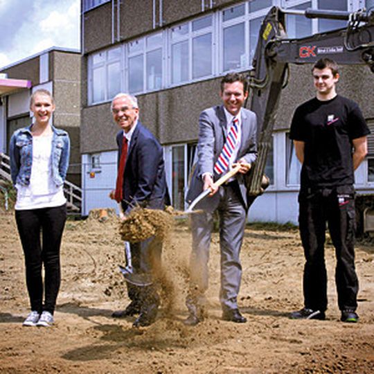 Spatenstich in Schlierbach: die beiden Stama-Geschäftsführer Helmut Michels (2. v. l.) und Crispin Taylor mit zwei Auszubildenden.