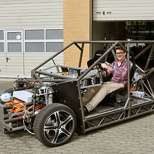 Torben Stolte, wissenschaftlicher Mitarbeiter am Institut für Regelungstechnik, am Steuer des Mobile-Forschungsfahrzeugs.