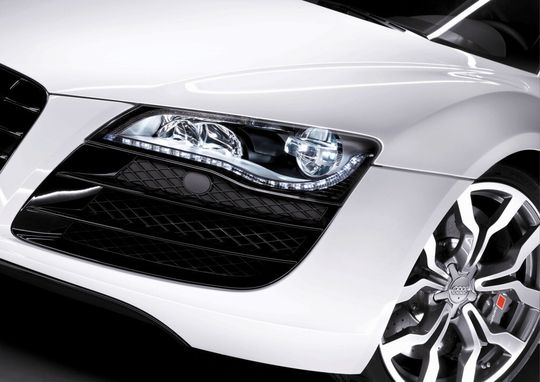 LEDs im Auto: Die Leuchtensysteme im Auto sind einer besonderen thermischen Umgebung ausgesetzt. (Im Bild: Luxeon Altilon im Audi R8 für Fern- und Abblendlicht). LEDs im Auto: Die Leuchtensysteme im Auto sind einer besonderen thermischen Umgebung ausgesetzt. (Im Bild: Luxeon Altilon im Audi R8 für Fern- und Abblendlicht).