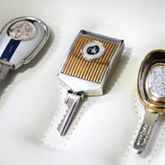 Edelste Materialien: Massives Sterlingsilber, eine feine Schicht Gold, Elfenbein vom Urzeitmammut und funkelnde Edelsteine. Edelste Materialien: Massives Sterlingsilber, eine feine Schicht Gold, Elfenbein vom Urzeitmammut und funkelnde Edelsteine.