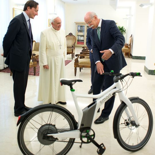 Ein Smart-E-Bike für Papst Franziskus: Dieter Zetsche zu Besuch im Vatikan Ein Smart-E-Bike für Papst Franziskus: Dieter Zetsche zu Besuch im Vatikan