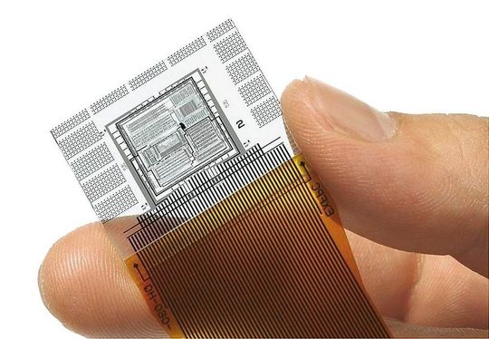 Glas-Prozessor: Sharp hat bereits einen vollständigen 8-Bit-Prozessor auf Displayglas untergebracht. Glas-Prozessor: Sharp hat bereits einen vollständigen 8-Bit-Prozessor auf Displayglas untergebracht.