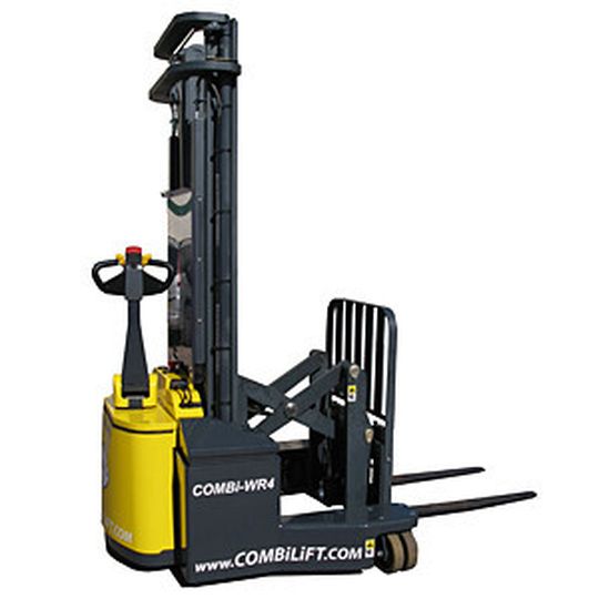 Erster handgeführter Deichselstapler von Combilift. Erster handgeführter Deichselstapler von Combilift.