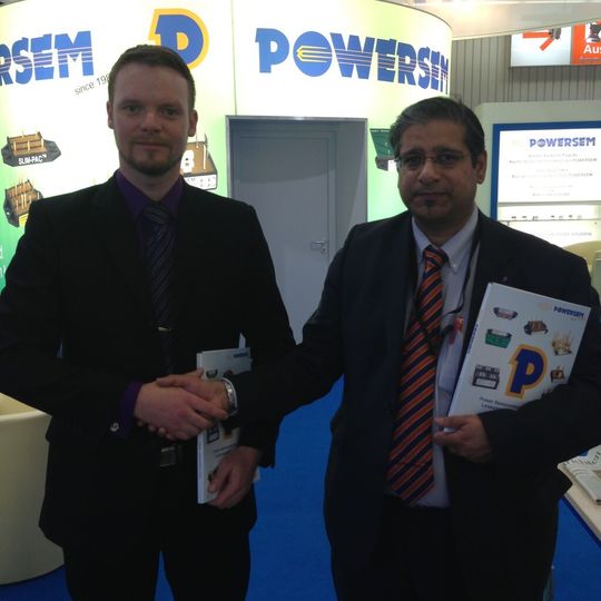 Vertriebsvereinbarung: Holger Morgenstern(links), Conrad, und Ashok Chadda von Powersem