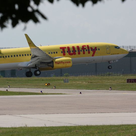 Gut starten, fliegen und landen: In zwei Hangars am Flughafen Hannover schafft die MRO-Crew von TUI fly mit der präzisen Durchführung der vorgeschriebenen Checks die Voraussetzungen für sicheres Flugreisevergnügen. Gut starten, fliegen und landen: In zwei Hangars am Flughafen Hannover schafft die MRO-Crew von TUI fly mit der präzisen Durchführung der vorgeschriebenen Checks die Voraussetzungen für sicheres Flugreisevergnügen.