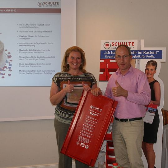 Dirk Storjohann, Geschäftsführer der H. Chr. Storjohann GmbH in Kiel, gratulierte Andrea Schulte auf der Händlertagung zum 10-jährigen Jubiläum des Multiplus-Fachbodens. Dirk Storjohann, Geschäftsführer der H. Chr. Storjohann GmbH in Kiel, gratulierte Andrea Schulte auf der Händlertagung zum 10-jährigen Jubiläum des Multiplus-Fachbodens.