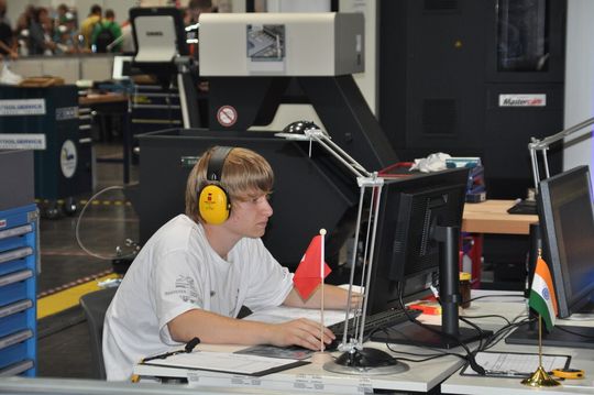 Volle Konzentration beim Programmieren: Pascal Sieber. Volle Konzentration beim Programmieren: Pascal Sieber.