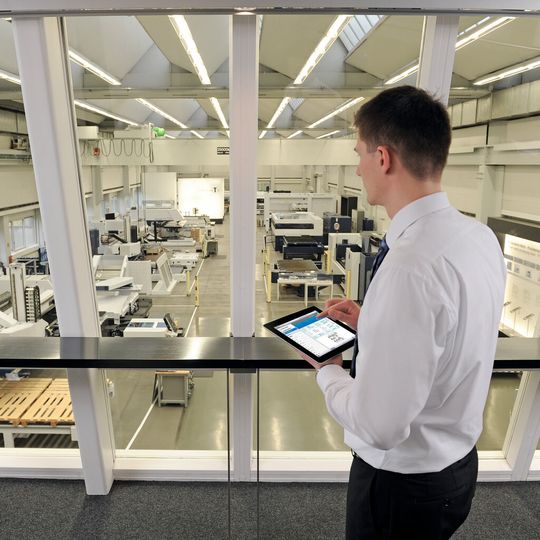 Bild 1: Der sogenannte Augmented Operator, also der Mensch, ist ein zentraler Bestandteil der Smart Factory und steuert und überwacht die Fertigung. Bild 1: Der sogenannte Augmented Operator, also der Mensch, ist ein zentraler Bestandteil der Smart Factory und steuert und überwacht die Fertigung.