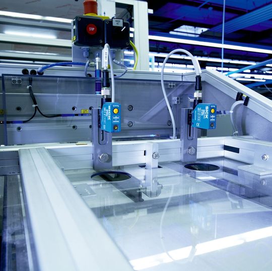 In einer Verpackungsanlage für Medizinprodukte kontrollieren Ultraschallsensoren der Produktfamilie UC12 die Anwesenheit von Einzelverpackungen. Der Sensor ist in der Lage, deren Folienoberfläche sicher zu erfassen und kann durch seine präzise Hintergrundausblendung zuverlässig zwischen den Verpackungen und der Förderebene oder anderen Störungen im Anlagenhintergrund unterscheiden. In einer Verpackungsanlage für Medizinprodukte kontrollieren Ultraschallsensoren der Produktfamilie UC12 die Anwesenheit von Einzelverpackungen. Der Sensor ist in der Lage, deren Folienoberfläche sicher zu erfassen und kann durch seine präzise Hintergrundausblendung zuverlässig zwischen den Verpackungen und der Förderebene oder anderen Störungen im Anlagenhintergrund unterscheiden.