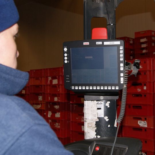 Mitarbeiter bei der Anwendung eines computergestützten Logistiksystems. Mitarbeiter bei der Anwendung eines computergestützten Logistiksystems.