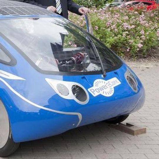 Das Solarauto ist alltagstauglich, sieht beinahe aus wie ein gängiger Pkw, rollt auf vier Rädern, bietet bis zu drei Personen Platz und verfügt sogar über einen Kofferraum Das Solarauto ist alltagstauglich, sieht beinahe aus wie ein gängiger Pkw, rollt auf vier Rädern, bietet bis zu drei Personen Platz und verfügt sogar über einen Kofferraum