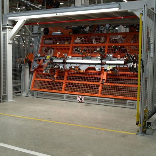 Abgesicherter Hand-Einlegeplatz im Karosseriebau für den neuen Audi A3 im Ingolstädter Audi-Werk. Abgesicherter Hand-Einlegeplatz im Karosseriebau für den neuen Audi A3 im Ingolstädter Audi-Werk.