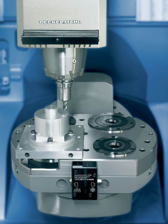 Bild 1: Während andere noch umständlich an der Maschine rüsten, beschleunigt das Nullpunktspann-system Unilock gewaltig den Takt in der Produktion. Bild 1: Während andere noch umständlich an der Maschine rüsten, beschleunigt das Nullpunktspann-system Unilock gewaltig den Takt in der Produktion.