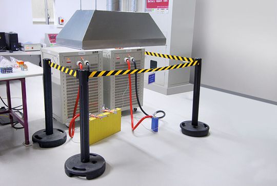 Elektrische Prüfungen: Um Batterien Lade- und Entladetests zu unterziehen, stehen im Testlabor Batterieprüfgeräte mit 162 Kanälen für die Zellüberwachung zur Verfügung