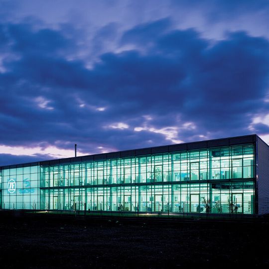Am Standort Schweinfurt wird nun noch stärker an Komponenten aus Faser-Kunststoff-Verbund-Werkstoffen geforscht. Dafür entstand für 3,1 Millionen Euro ein Composites Tech Center. Am Standort Schweinfurt wird nun noch stärker an Komponenten aus Faser-Kunststoff-Verbund-Werkstoffen geforscht. Dafür entstand für 3,1 Millionen Euro ein Composites Tech Center.