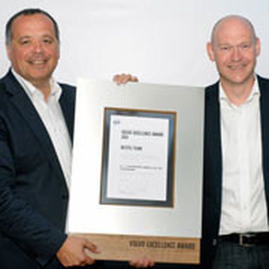 Frank Krohm-Fernandez, Geschäftsführer des Volvo-Zentrums Nehrkorn (re.), erhält den Excellence Award 2013 von Volvo-Deutschland-Chef Bernhard Bauer. Frank Krohm-Fernandez, Geschäftsführer des Volvo-Zentrums Nehrkorn (re.), erhält den Excellence Award 2013 von Volvo-Deutschland-Chef Bernhard Bauer.