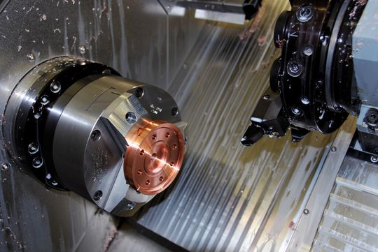 Doch bevor ein Blick in die Materie gemacht wird, ein Blick in die Hembrug «Mikroturn 200 L»: Hier wird in Serie auf 0,5 µm genau gefertigt. In 11 Schritten bei 2/10 mm Übermass. Am Schluss wird mit Naturdiamant praktisch nur noch geglättet auf N1 bis N2. Doch bevor ein Blick in die Materie gemacht wird, ein Blick in die Hembrug «Mikroturn 200 L»: Hier wird in Serie auf 0,5 µm genau gefertigt. In 11 Schritten bei 2/10 mm Übermass. Am Schluss wird mit Naturdiamant praktisch nur noch geglättet auf N1 bis N2.