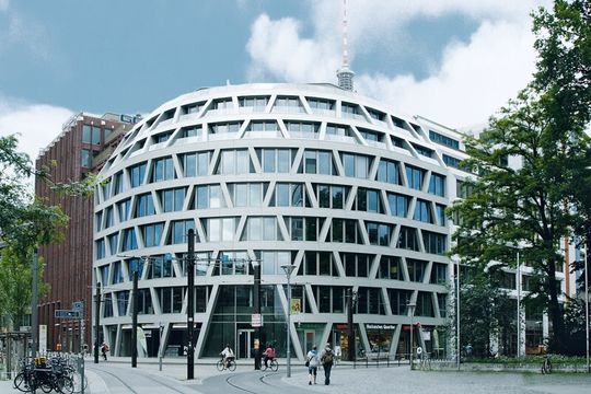 Das industrieerprobte Automatisierungssystem PSS 4000 von Pilz überwacht im Hackeschen Quartier Berlin sämtliche Abläufe der dort eingesetzten Brandschutzanlage.