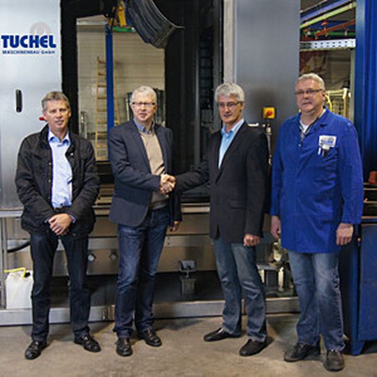 Übergabe der BVL-Teilereinigungsanlage bei Tuchel (von links): Manfred Pöling, Bernhard Sievering (beide BvL), Dieter Beckmann, Rainer Brügge (beide Tuchel). Übergabe der BVL-Teilereinigungsanlage bei Tuchel (von links): Manfred Pöling, Bernhard Sievering (beide BvL), Dieter Beckmann, Rainer Brügge (beide Tuchel).