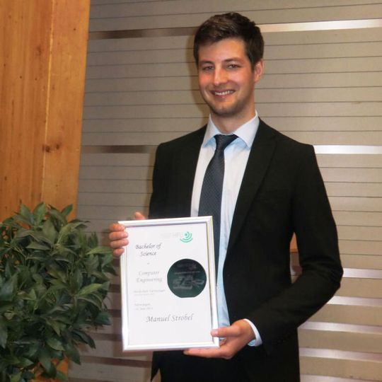 Ausgezeichnete Bachelor-Arbeit: Manuel Strobel von Embedded Office strahlt übers ganze Gesicht.