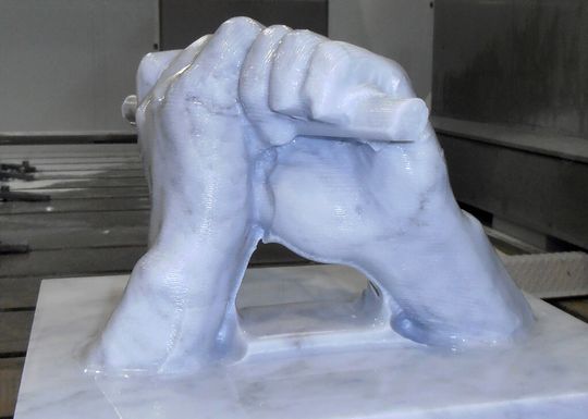 Händepaar aus Marmor: Die CNC-Maschine namens Shapemill von Breton, sägt, fräst und dreht auch harten Stein. Händepaar aus Marmor: Die CNC-Maschine namens Shapemill von Breton, sägt, fräst und dreht auch harten Stein.