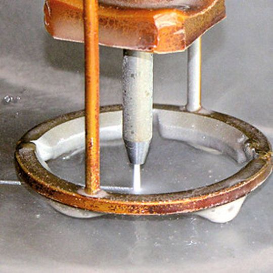 Bild 1: Wer sich für den Einsatz moderner Wasserstrahlschneidanlagen entscheidet, profitiert von vielen Vorteilen. Das Unternehmen Weiss hat sein ganzes Know-how jetzt in die Neuentwicklung einer Maschine investiert. Bild 1: Wer sich für den Einsatz moderner Wasserstrahlschneidanlagen entscheidet, profitiert von vielen Vorteilen. Das Unternehmen Weiss hat sein ganzes Know-how jetzt in die Neuentwicklung einer Maschine investiert.