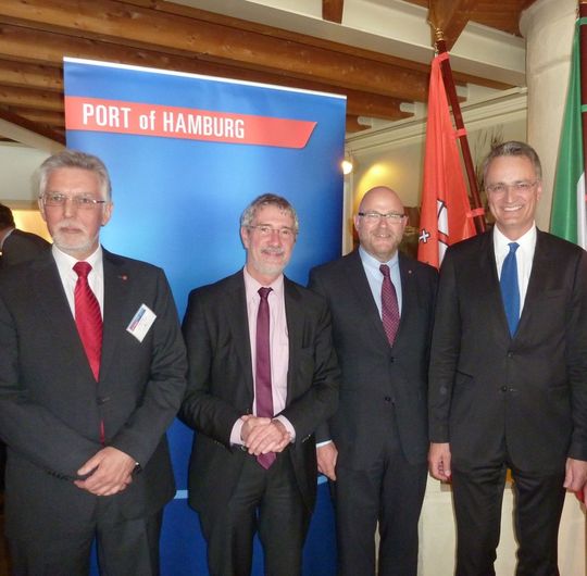 Freuten sich über einen gelungenen Hafenabend in Düsseldorf (v.l.): Volker Hahn, Hafen Hamburg Marketing e.V., Staatssekretär Dr. Günther Horzetzky, Ministerium für Wirtschaft, Energie, Industrie, Mittelstand und Handwerk des Landes Nordrhein-Westfalen, Axel Mattern, Vorstand Hafen Hamburg Marketing e.V. und Staatsrat Andreas Rieckhof, Behörde für Wirtschaft, Verkehr und Innovation Hamburg. Freuten sich über einen gelungenen Hafenabend in Düsseldorf (v.l.): Volker Hahn, Hafen Hamburg Marketing e.V., Staatssekretär Dr. Günther Horzetzky, Ministerium für Wirtschaft, Energie, Industrie, Mittelstand und Handwerk des Landes Nordrhein-Westfalen, Axel Mattern, Vorstand Hafen Hamburg Marketing e.V. und Staatsrat Andreas Rieckhof, Behörde für Wirtschaft, Verkehr und Innovation Hamburg.