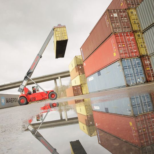Die Yard-Management-Software von Leogistics unterstützt dynamische Platzfindungsstrategien etwa nach Container-Eigentümer, -Zustand und Verladeplanung. Die Yard-Management-Software von Leogistics unterstützt dynamische Platzfindungsstrategien etwa nach Container-Eigentümer, -Zustand und Verladeplanung.