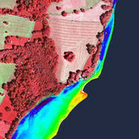 Abb. 1: Aus Luftbildern – hier vom Westufer des Starnberger Sees – lesen Wissenschaftler heraus, wie stark bestimmte Wasserpflanzen verbreitet sind. Diese Informationen geben Aufschluss über die Wasserqualität (blau: unbewachsenes Sediment, grün und gelb: spärliche Vegetation, rotbraun: dichte Vegetation). Abb. 1: Aus Luftbildern – hier vom Westufer des Starnberger Sees – lesen Wissenschaftler heraus, wie stark bestimmte Wasserpflanzen verbreitet sind. Diese Informationen geben Aufschluss über die Wasserqualität (blau: unbewachsenes Sediment, grün und gelb: spärliche Vegetation, rotbraun: dichte Vegetation).