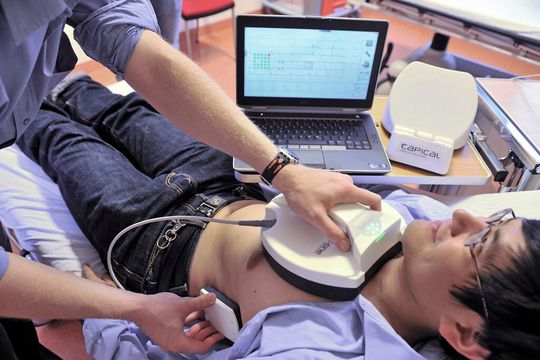 Kapazitives EKG-Gerät: Die komplette Messung inklusive Vorbereitung ist mit dem akkubetriebenen Gerät in nur 30 Sekunden möglich. Kapazitives EKG-Gerät: Die komplette Messung inklusive Vorbereitung ist mit dem akkubetriebenen Gerät in nur 30 Sekunden möglich.
