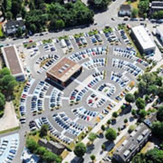 Künftig Platz für rund 650 junge Gebrauchte: Die Moll-Gruppe erweitert ihren Gebrauchtwagen-Standort am Düsseldorfer Flughafen. Künftig Platz für rund 650 junge Gebrauchte: Die Moll-Gruppe erweitert ihren Gebrauchtwagen-Standort am Düsseldorfer Flughafen.