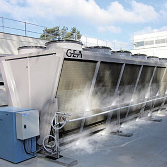 GEA-Trockenkühler mit adiabater Spitzenkühlung. GEA-Trockenkühler mit adiabater Spitzenkühlung.